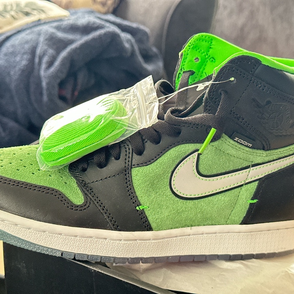 Nike Air Jordan 1 black and green high tops 
Brand new 
In box